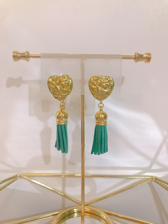 heart earring ゴールドハートグリーンタッセルイヤリング 4枚目の画像