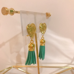 heart earring ゴールドハートグリーンタッセルイヤリング 3枚目の画像