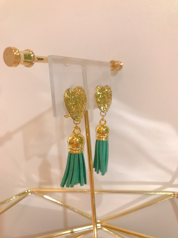 heart earring ゴールドハートグリーンタッセルイヤリング 3枚目の画像