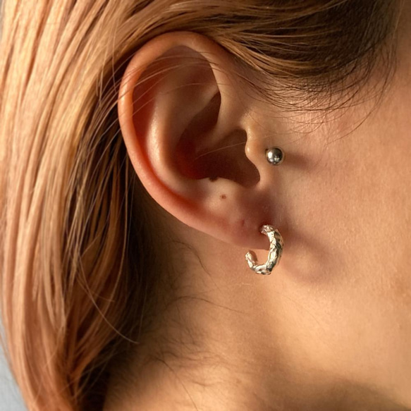 とろけるシルバーのフープピアス【Melty/fit hoop pierce】 5枚目の画像