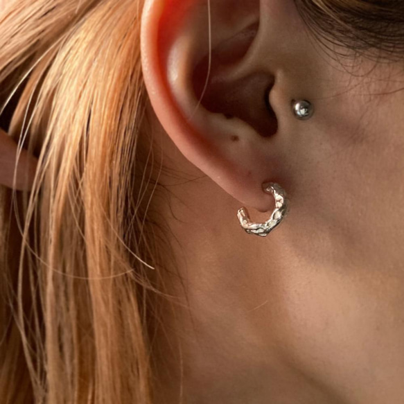 とろけるシルバーのフープピアス【Melty/fit hoop pierce】 6枚目の画像