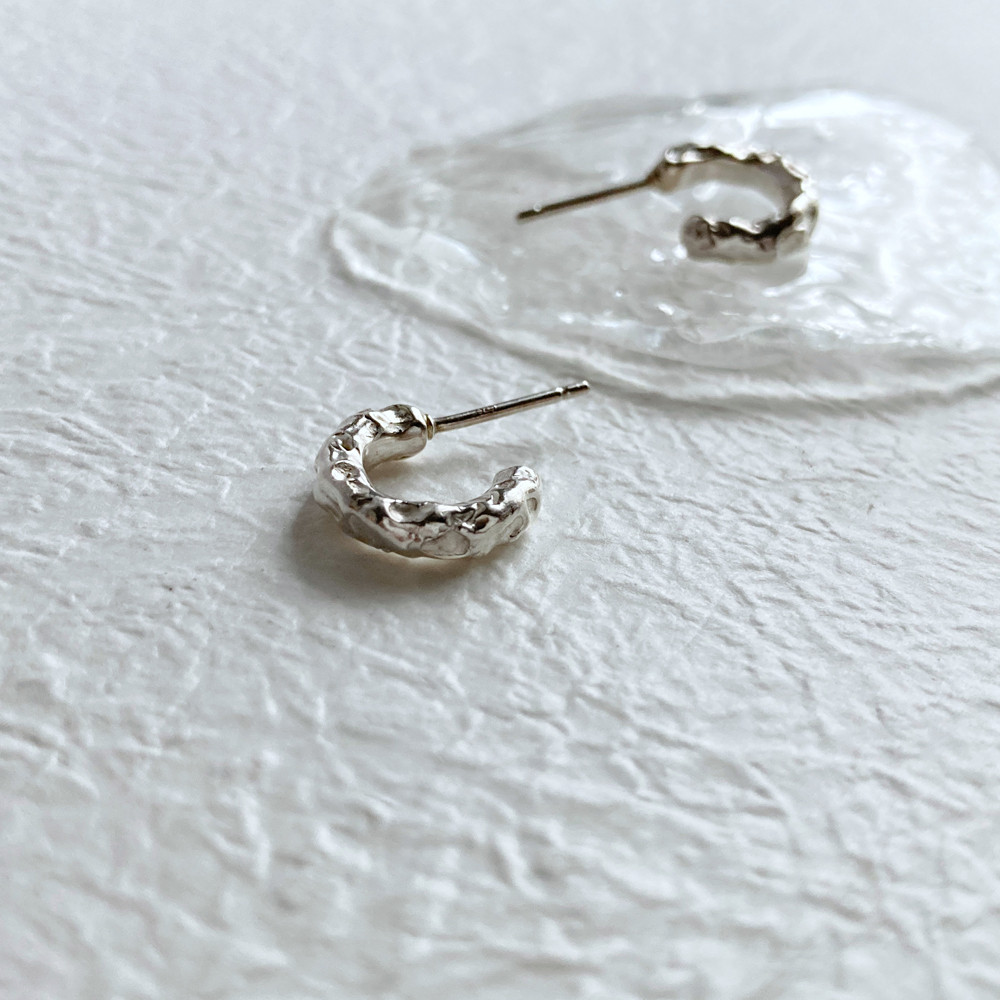 とろけるシルバーのフープピアス【Melty/fit hoop pierce】
