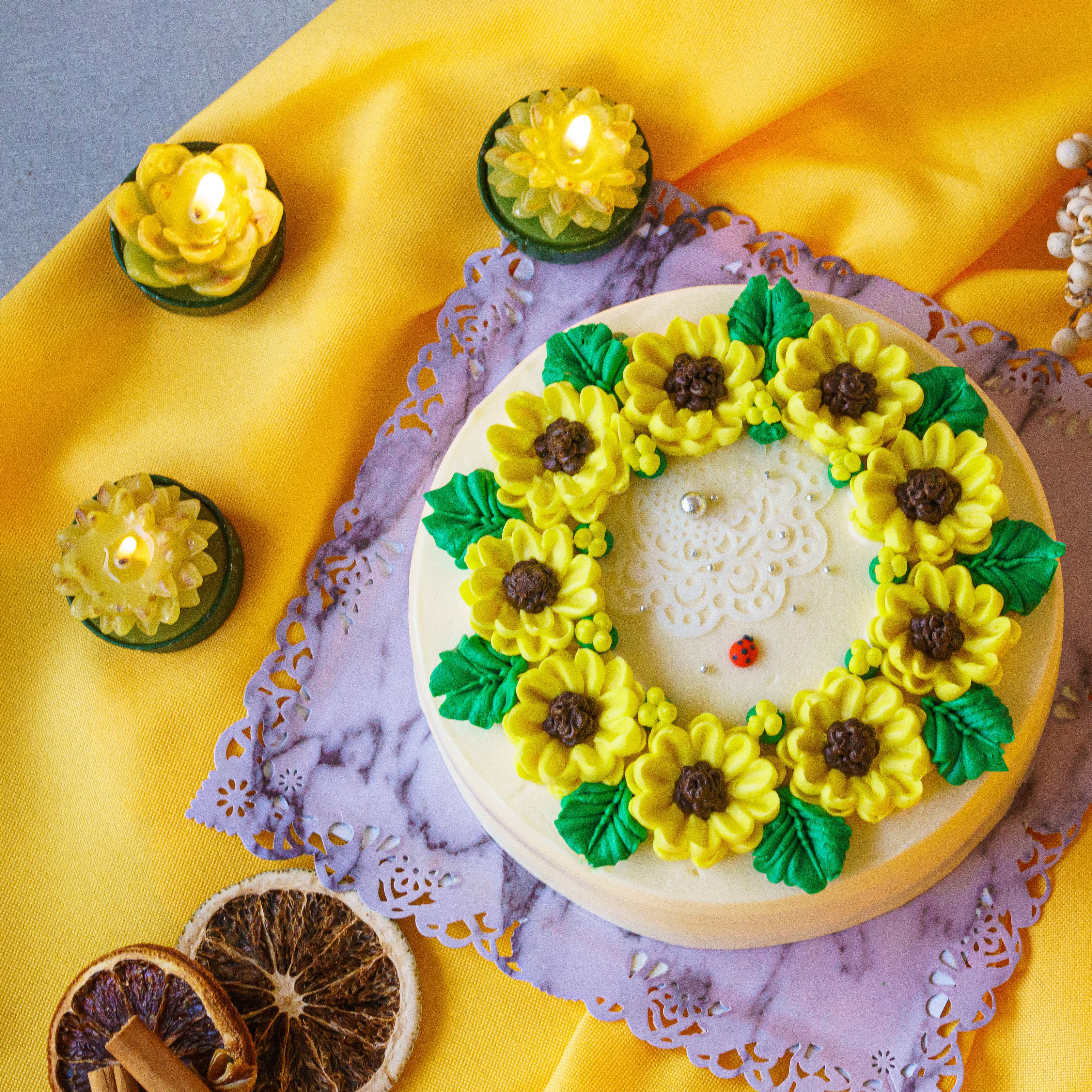 てんとう虫と黄色いデイジーリースのフラワーケーキ（バタークリームケーキ、チーズケーキ味）