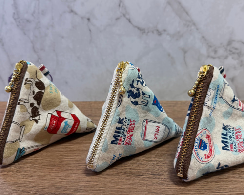 テトラポーチ 10cm□牛乳パックみたいな三角ポーチ ベージュ模様