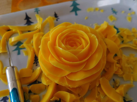 石鹸のバラと蕾と花のアレンジメント～ソープカービング/石鹸彫刻 5枚目の画像