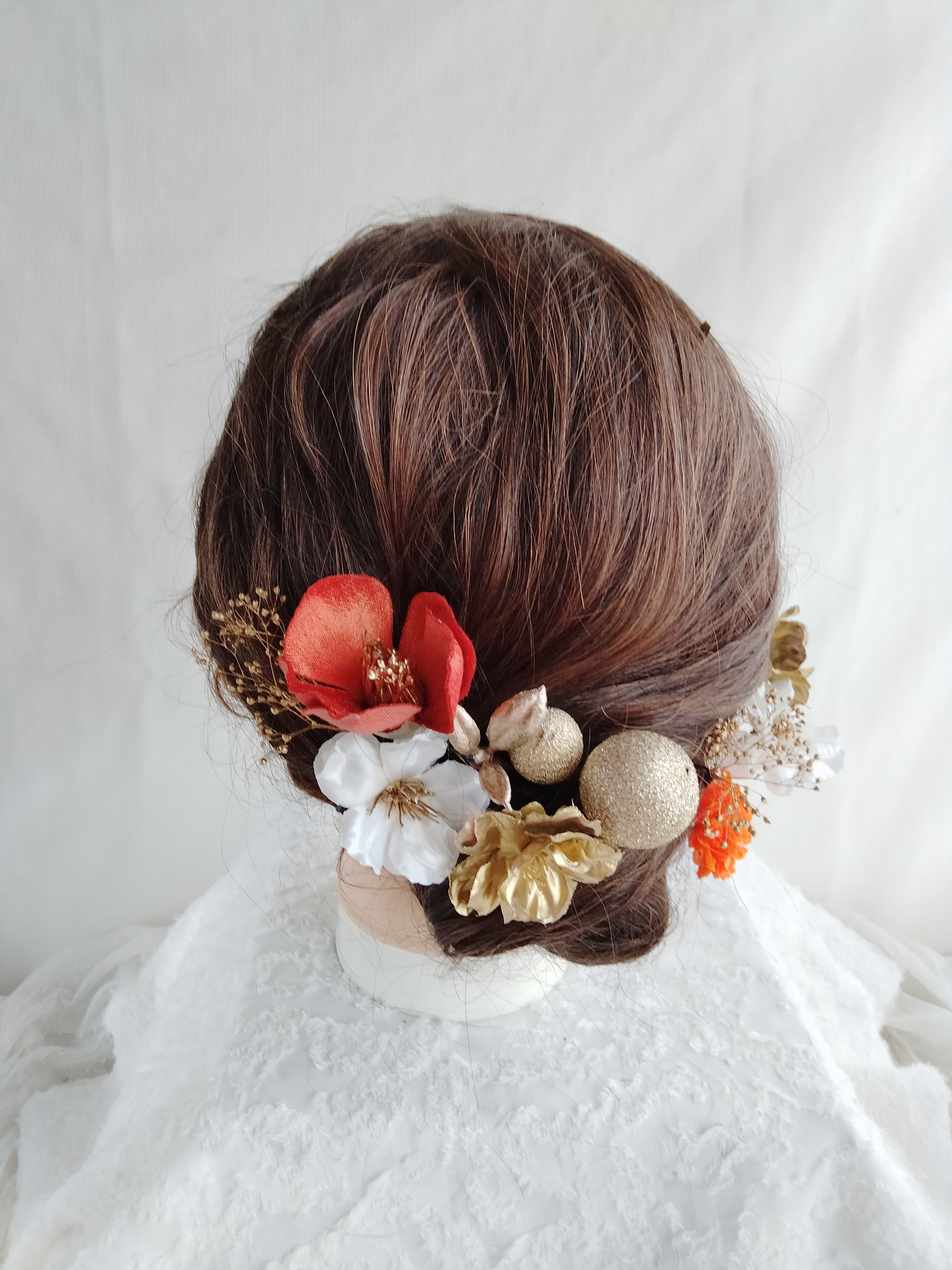 林檎の花と鞠玉と朱色椿の和装髪飾り　白無垢へア　シニヨンヘア　和装へア　和装ヘアアレンジ　シニヨンヘア　タイトシニヨン