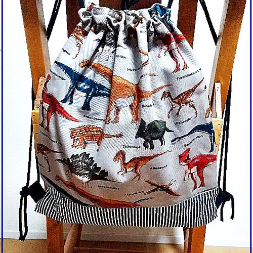 入園入学新学期 恐竜大行進 ナップサック型体操服袋巾着 両手があく
