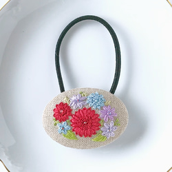 赤い花の刺繍ヘアゴム　オーバル 2枚目の画像