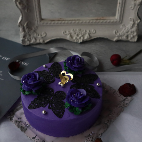 紫のバラと蝶のフラワーケーキ(バタークリームケーキ、チーズケーキ味） 2枚目の画像