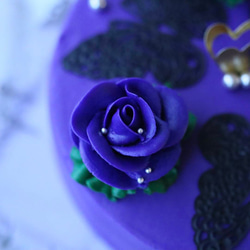 紫のバラと蝶のフラワーケーキ(バタークリームケーキ、チーズケーキ味） 3枚目の画像