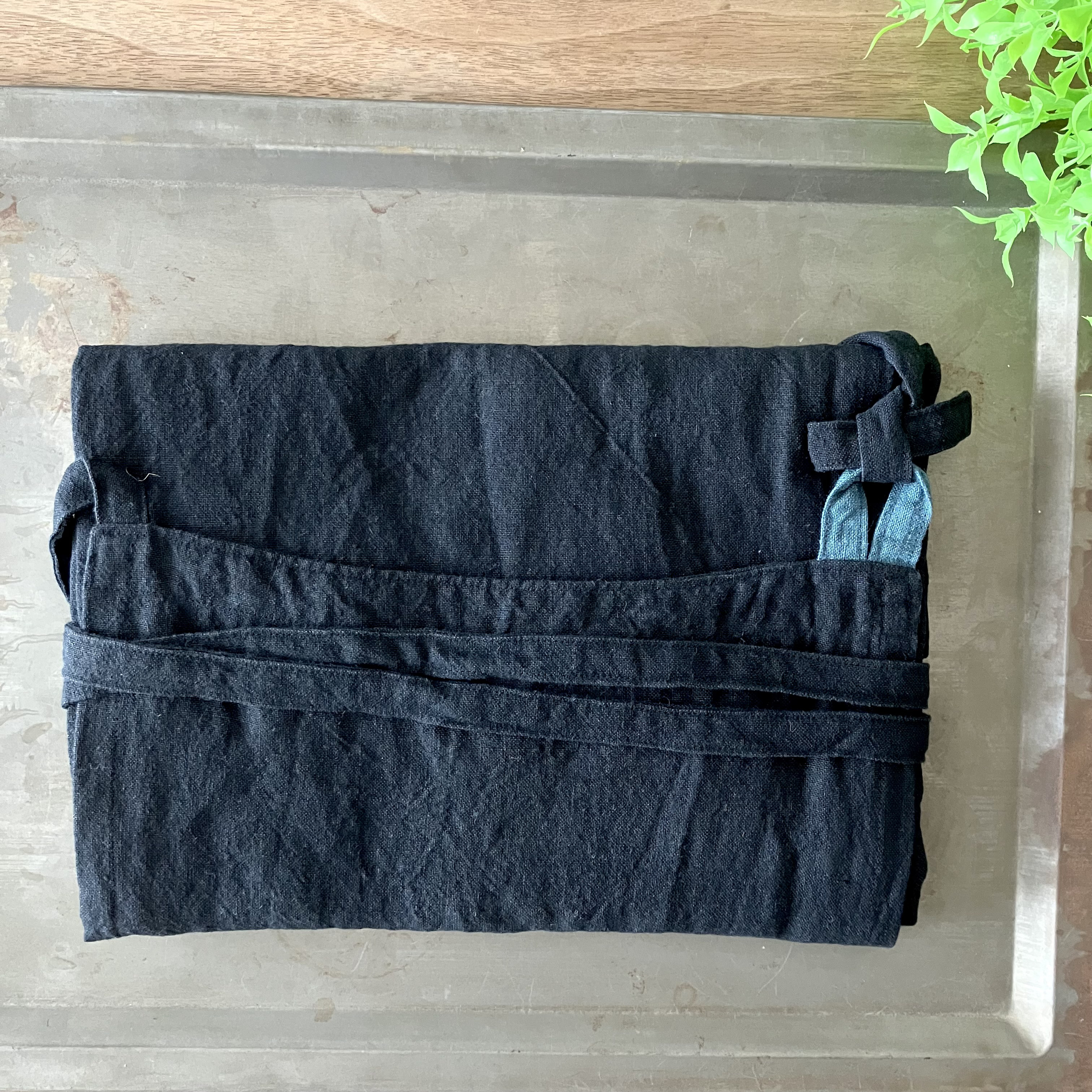 ベルギーリネンの魅力を纏う - ワークエプロンン　肩紐バイカラー　ベルギーリネン　ブラック×肩紐カーキ