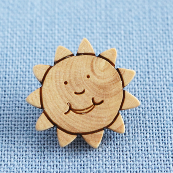 (2個)  16mm おひさまのウッドボタン　フランス製　＊　木製、太陽、入園、子ども服 1枚目の画像