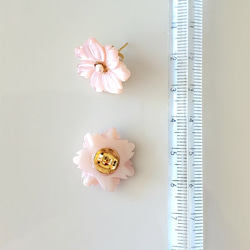 天然石〜桜色ふわり〜　フラワー型ピンクシェルのスタッドピアス 5枚目の画像