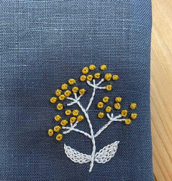 刺繍リネンのサニタリーポーチ 6枚目の画像