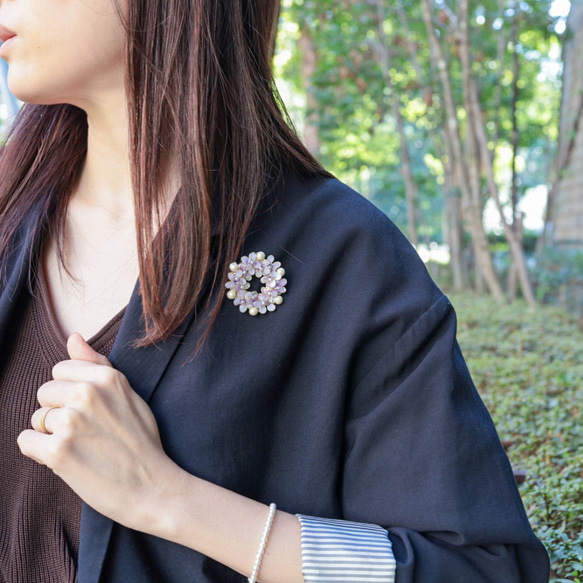 紫羅蘭和棉珍珠花環胸針，也是 70 歲和 77 歲生日的絕佳禮物 第4張的照片