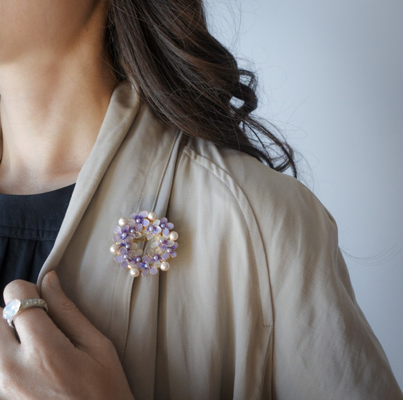 紫羅蘭和棉珍珠花環胸針，也是 70 歲和 77 歲生日的絕佳禮物 第7張的照片