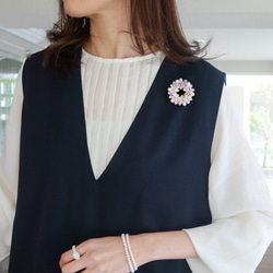 紫羅蘭和棉珍珠花環胸針，也是 70 歲和 77 歲生日的絕佳禮物 第8張的照片