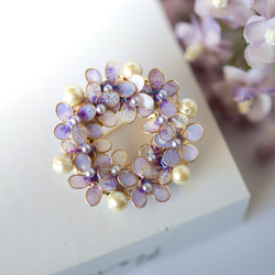 紫羅蘭和棉珍珠花環胸針，也是 70 歲和 77 歲生日的絕佳禮物 第2張的照片