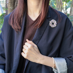 紫羅蘭和棉珍珠花環胸針，也是 70 歲和 77 歲生日的絕佳禮物 第3張的照片