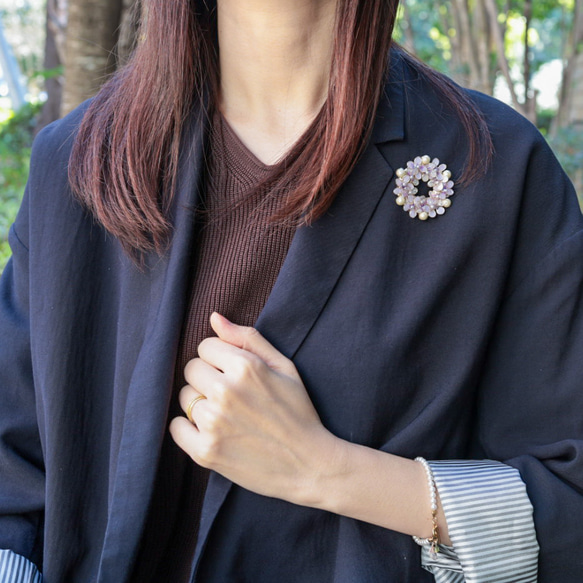 紫羅蘭色和棉質珍珠花環胸針，非常適合送給 Koki 和 Kishu。 第8張的照片