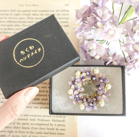 紫羅蘭和棉珍珠花環胸針，也是 70 歲和 77 歲生日的絕佳禮物 第15張的照片