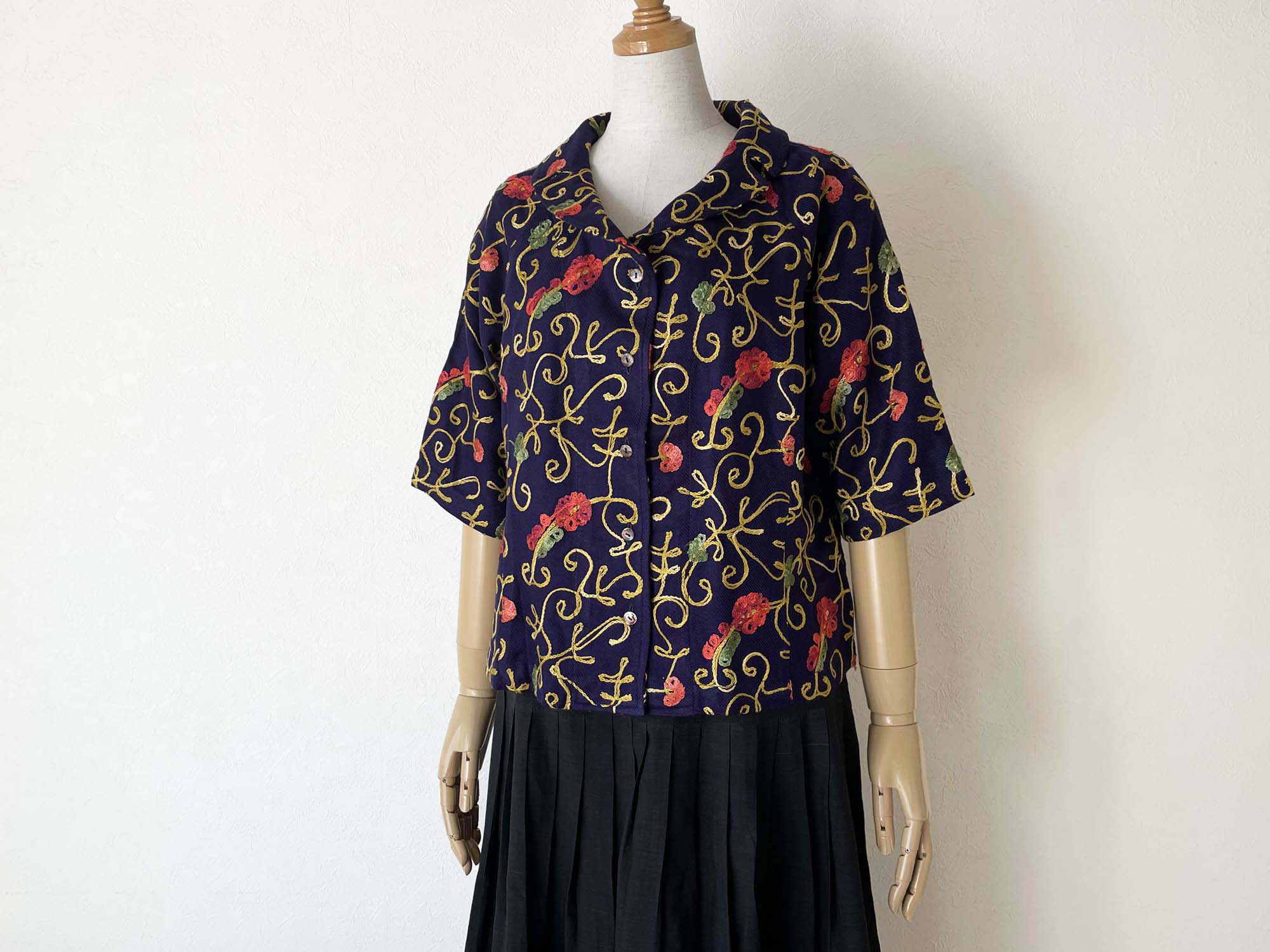 華やかなカシミール刺繍のブラウス 濃紺 M