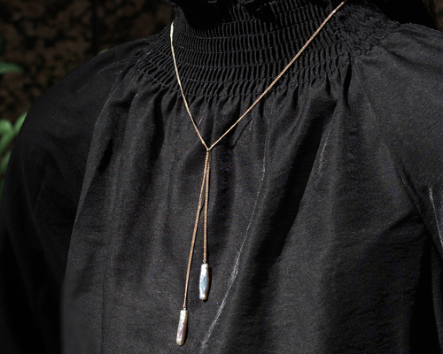 コーデ万能！ロング淡水真珠とサージカルステンレスのY字ネックレス