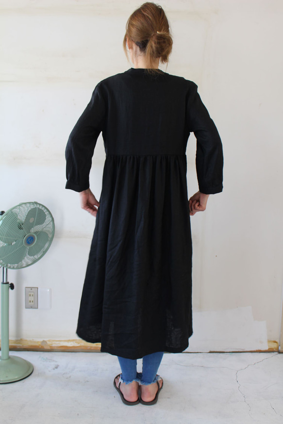 BLACKLINEN 腰部褶皺連身裙，船頭款，法國亞麻，01207 第6張的照片