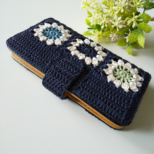 【受注製作】手編みお花モチーフの手帳型スマホケース（ネイビー） 4枚目の画像
