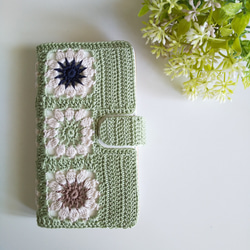 【受注製作】手編みお花モチーフの手帳型スマホケース（リーフグリーン） 4枚目の画像