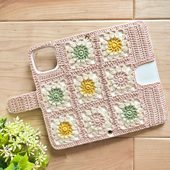 【受注製作】手編みお花モチーフの手帳型スマホケース（ピンクベージュ） 1枚目の画像