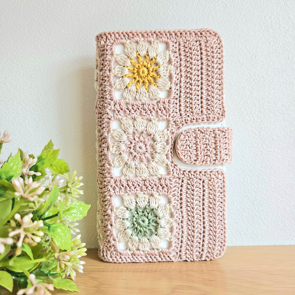 【受注製作】手編みお花モチーフの手帳型スマホケース（ピンクベージュ） 7枚目の画像