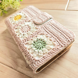 【受注製作】手編みお花モチーフの手帳型スマホケース（ピンクベージュ） 4枚目の画像