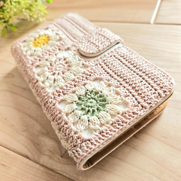 【受注製作】手編みお花モチーフの手帳型スマホケース（ピンクベージュ） 4枚目の画像