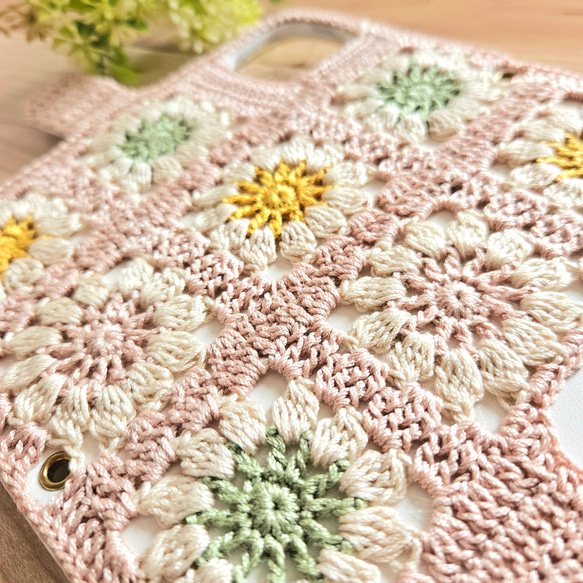 【受注製作】手編みお花モチーフの手帳型スマホケース（ピンクベージュ） 6枚目の画像