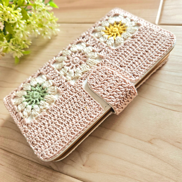 【受注製作】手編みお花モチーフの手帳型スマホケース（ピンクベージュ） 2枚目の画像