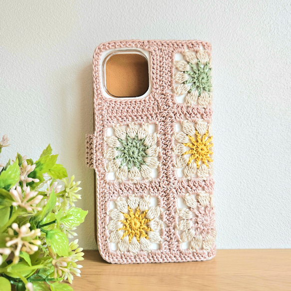 【受注製作】手編みお花モチーフの手帳型スマホケース（ピンクベージュ） 8枚目の画像