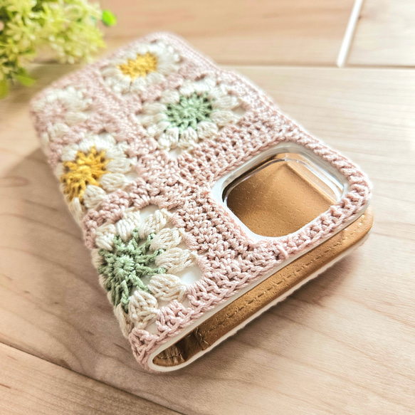 【受注製作】手編みお花モチーフの手帳型スマホケース（ピンクベージュ） 5枚目の画像