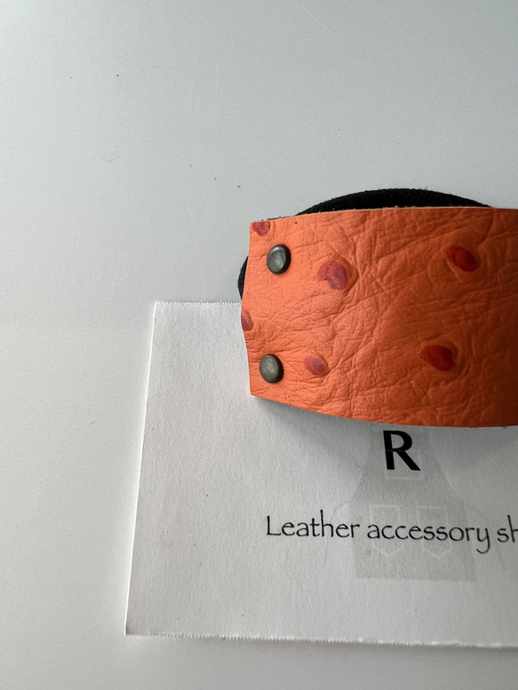 オレンジオーストリッチ型のレザーヘアゴム 2枚目の画像