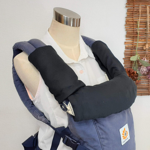 新品】エルゴベビー オムニ ブリーズ 2重ガーゼサッキングパッドの  