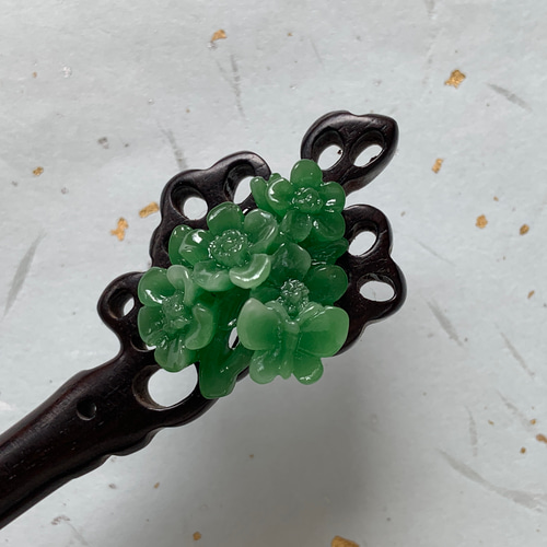 翡翠  ブローチ 鳥 植物 花透かし 彫刻 約5.50g レア翡翠蓮の花彫りひすいジェダイト天然石ペンダント緑紐