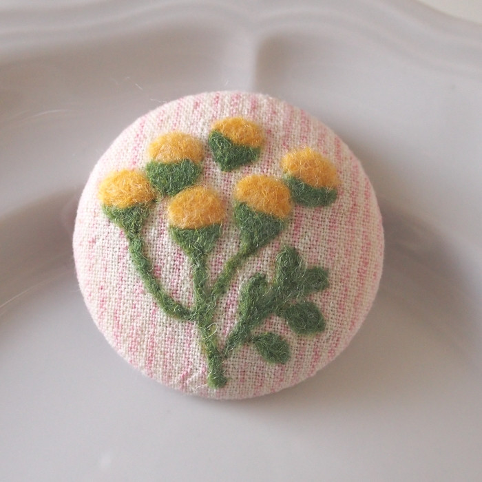 羊毛フェルト　羊毛絵画『白つめ草の咲く草原』ハンドメイド　ウール刺繍 羊毛フェルト 羊毛絵画『白つめ草の咲く草原』ハンドメイド