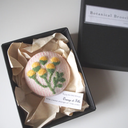 草花を描いた羊毛フェルト刺繍のブローチ（タンジー・ストライプ） 2枚目の画像
