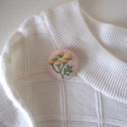 草花を描いた羊毛フェルト刺繍のブローチ（タンジー・ストライプ） 3枚目の画像