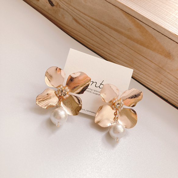 くすみゴールド　2way flower cotton Perl pierce／earring 2枚目の画像