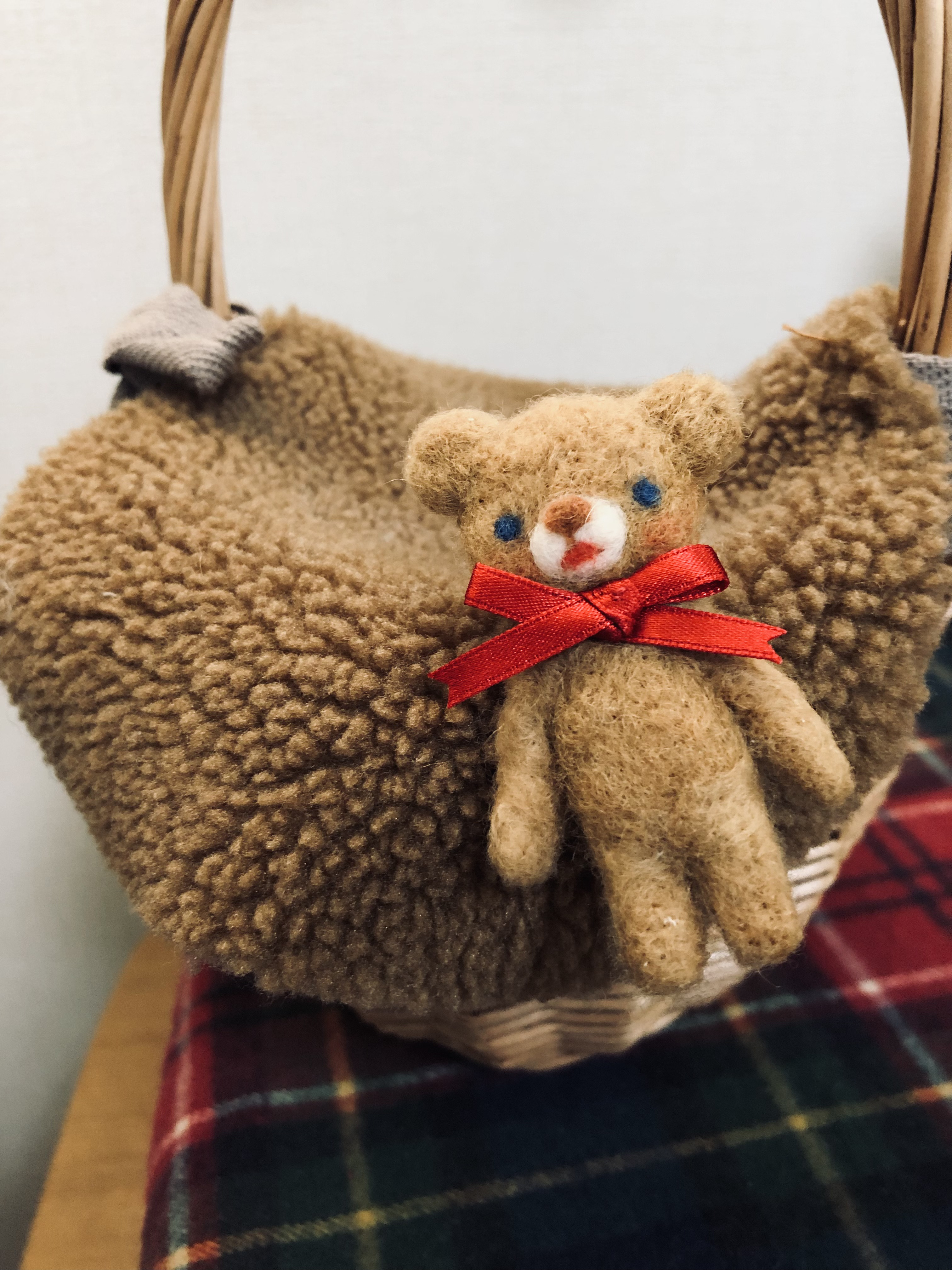 くまぬいぐるみブローチ もこクマのブローチ（受注販売） 羊毛フェルト ふわ*もこ 通販