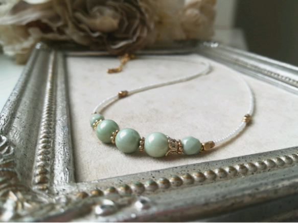 ミルクグリーン色ビーズの少し長めのネックレス 1枚目の画像