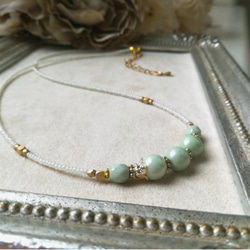 ミルクグリーン色ビーズの少し長めのネックレス 7枚目の画像