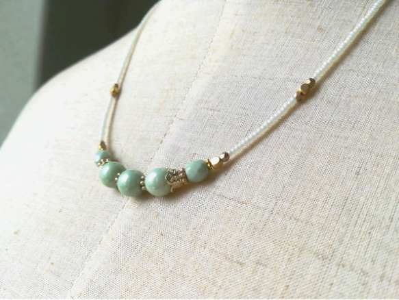 ミルクグリーン色ビーズの少し長めのネックレス 2枚目の画像