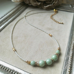 ミルクグリーン色ビーズの少し長めのネックレス 4枚目の画像